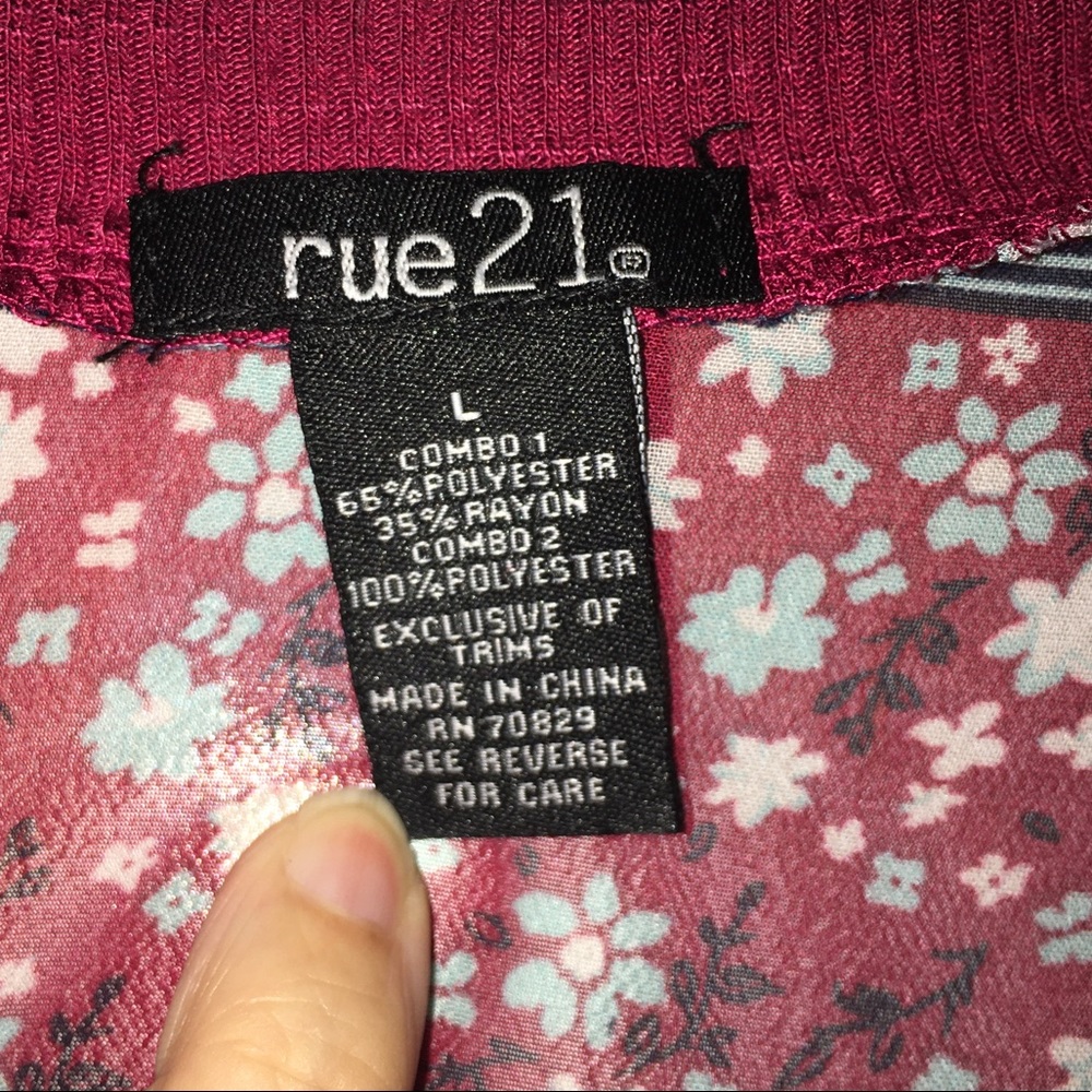 ♦️BNC♦️Burgundy Elephant Top - Picture 2 of 4